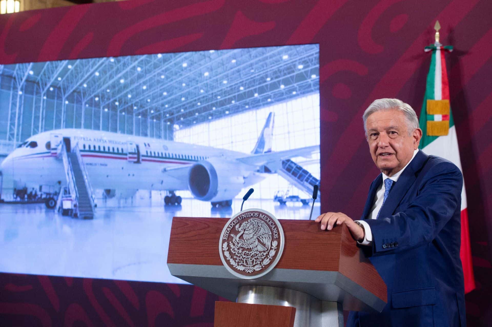 AMLO presume venta del avión presidencial Código Magenta