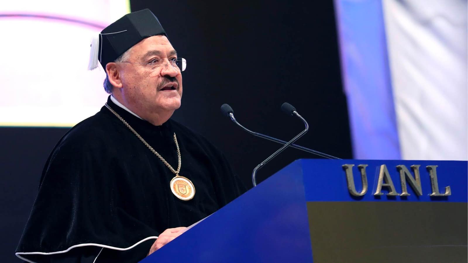 Rinde rector de la UANL su Segundo Informe - Código Magenta