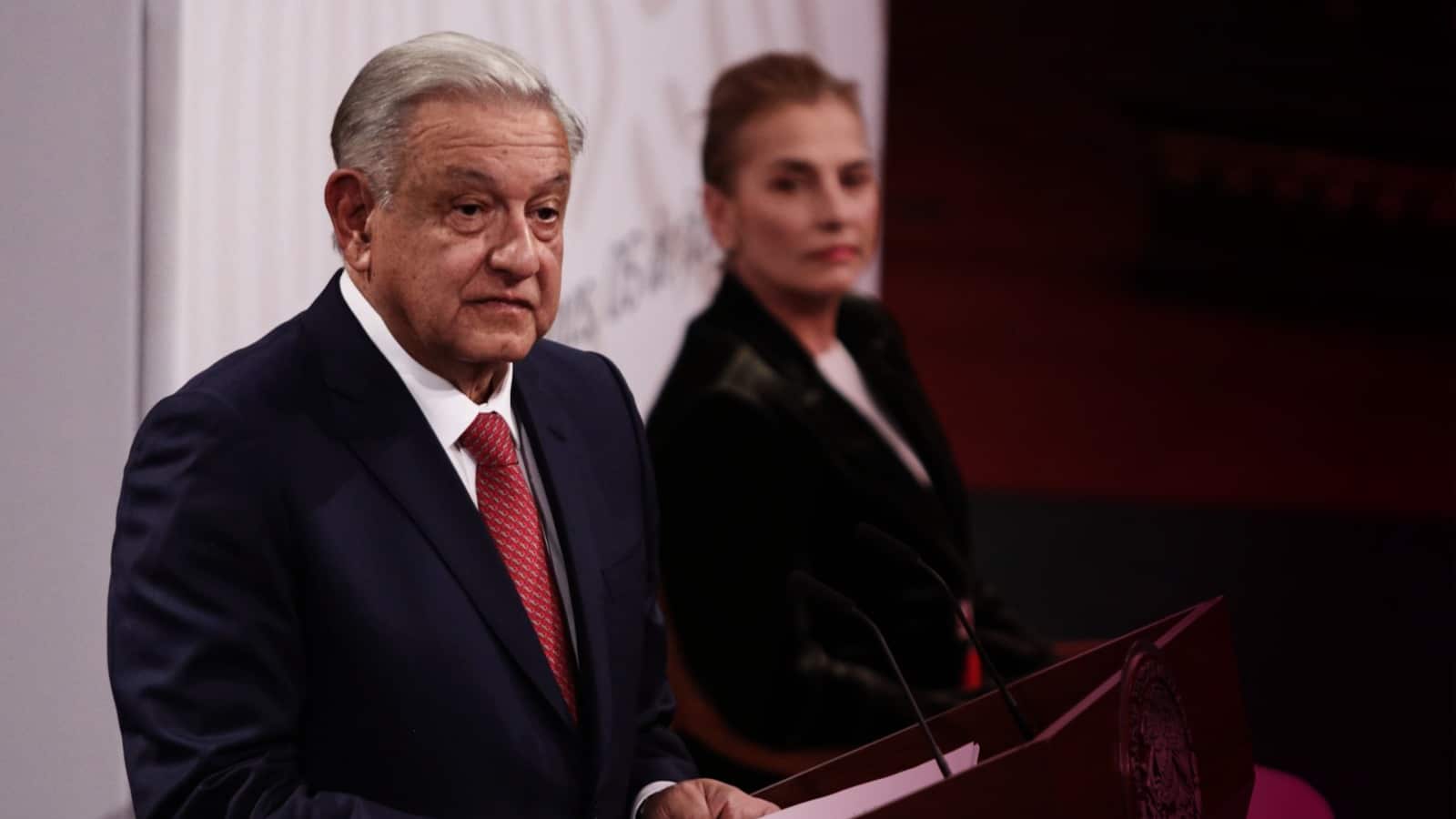 Presenta AMLO 20 iniciativas de reforma a la Constitución - Código Magenta